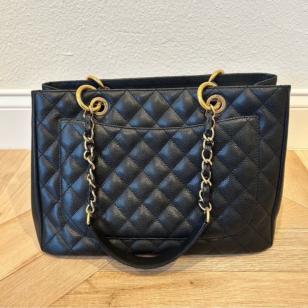 Iconic CHANEL Grand Shopping Tote in black caviar leather with gold hardware - Picture 6 of 17